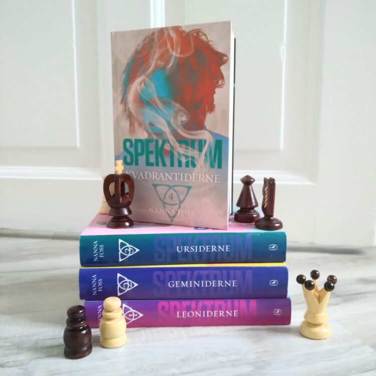 Spektrum serien af Nanna Foss. Kvadrantiderne står ovenpå de tre tidligere bøger. Skakbrikker står rundt omkring.