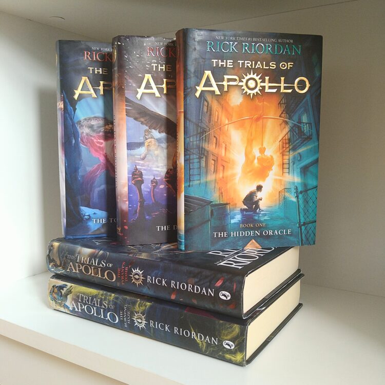 Serien The Trials of Apollo i en bogstak på en ellers tom bogreol