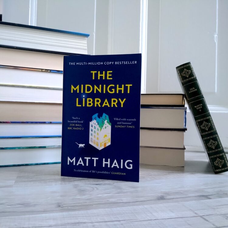 Bogen The Midnight Library af Matt Haig står foran en stak ukendte bøger