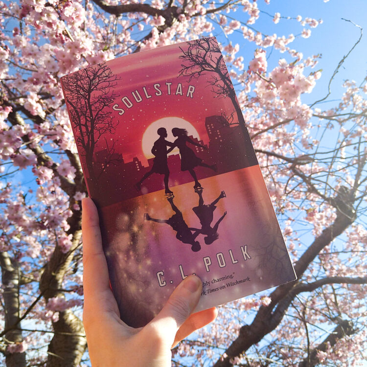 Fantasybogen Soulstar og et blomstrende kirsebærtræ i baggrunden