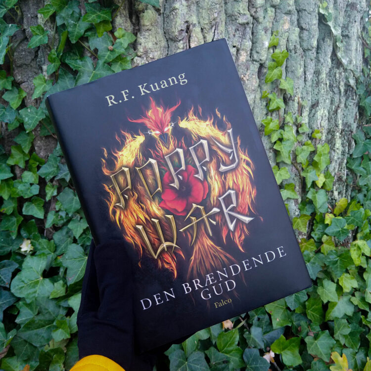 Bogen Poppy War 3: Den brændende gud holdes op foran et træ med efeu blade på
